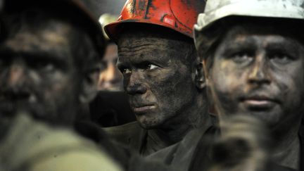 Des mineurs sortent de la mine de Zasyadko, le 6 juin 2014, &agrave; Donetsk, dans l'est de l'Ukraine. (VIKTOR DRACHEV / AFP)