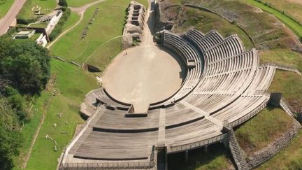 L'amphithéâtre gallo-romain de Grand, dans les Vosges, se découvre au sol, mais aussi depuis les airs, dans une montgolfière, qui permet de le voir autrement.&nbsp; (FRANCE 2)