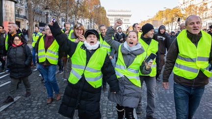 Des manifestants contre la hausse des prix du carburant, samedi 17 décembre, sur les&nbsp;Champs-Elysees à Paris. (ILAN DEUTSCH / HANS LUCAS / AFP)