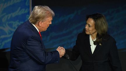 Donald Trump et Kamala Harris se saluent avant un débat, le 10 septembre 2024. (SAUL LOEB / AFP)