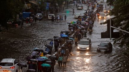 A Bombay, une ville de 20 millions d'habitants sur la côte ouest de l'Inde, les pluies torrentielles ont provoqué la mort de cinq personnes et paralysé la mégapole.&nbsp; (SHAILESH ANDRADE / REUTERS)