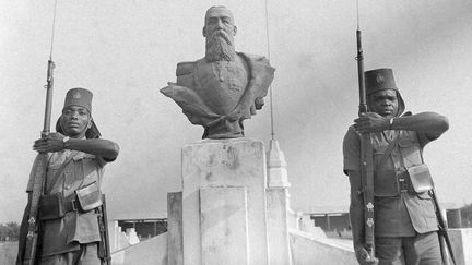 Des soldats congolais montent la garde devant le buste du roi Léopold II à l'entrée du Camp Léopoldville (aujourd'hui Kinshasa), le 3 septembre 1942. (WESTON HAYNES/AP/SIPA / AP)