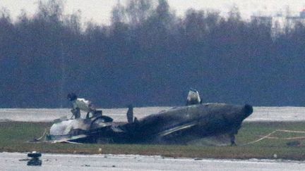 La carcasse de l'avion Falcon qui transportait le pdg de Total, Christophe de Margerie sur l'a&eacute;roport international de Vnoukovo &agrave; Moscou (Russie), le 21 octore 2014. ( MAXIM ZMEYEV / REUTERS )