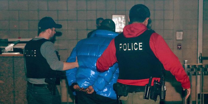 Le chanteur de R,B R. Kelly menotté par la police (22/02/2019)
 (SCOTT OLSON / GETTY IMAGES NORTH AMERICA / AFP)