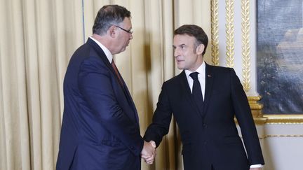 Le président Emmanuel Macron et le patron de TotalEnergies Patrick Pouyanné, avant un dîner d'Etat officiel dans le cadre de la visite du président chinois en France, le 6 mai 2024, à l'Elysée à Paris. (LUDOVIC MARIN / AFP)