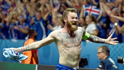 Le défenseur et capitaine islandais Aron Gunnarsson, le 27 juin 2016 à Nice (Alpes-Maritimes), lors de la victoire de l'Islande contre l'Angleterre, en quart de finale de l'Euro 2016. (FEDERICO GAMBARINI / DPA / AFP)