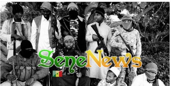 Des djihadistes sénégalais s'affichent avec leurs armes sur le site SeneNews. Certains d'entre eux n'hésitent pas à appeler à la guerre sainte dans leur pays.  (Capture d&#039;écran du site SeneNews)