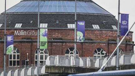 Un des bâtiments qui accueilleront la COP26 à Glasgow (Ecosse), le 1er septembre 2021. (EWAN BOOTMAN / NURPHOTO / AFP)