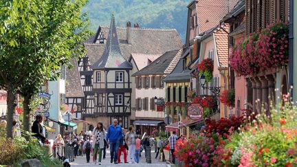 Des personnes se promènent dans la zone piétonne de Kaysersberg, dans le&nbsp;Haut-Rhin, le 23 septembre 2016.&nbsp; (MAXPPP)