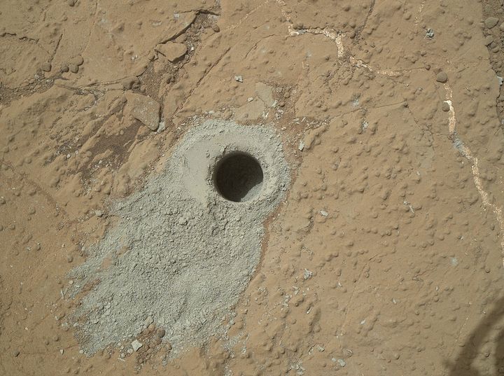 La photo d'un trou perc&eacute; dans le sol martien par le robot d'exploration Curiosity,&nbsp;le 19 mai 2013, fournie par la Nasa. (NASA / REUTERS)