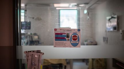 Une chambre de l'unité de soins intensifs de l'hôpital Saint-Louis, à Paris, le 28 mai 2020.&nbsp; (MARTIN BUREAU / AFP)