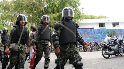 Des militaires de l'armée des Maldives patrouillant dans Malé, capitale de l'archipel (10-2-2012) (AFP - Ishara S. KODIKARA)