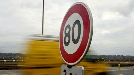 Le gouvernement prévoit de réduire la vitesse maximale autorisée à 80 km/h sur les routes secondaires. (NICOLAS TUCAT / AFP)