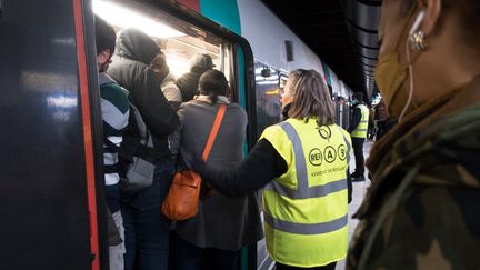 Un quai de RER à Paris pendant la grève contre la réforme des retraites, le 9 mars 2023. (ALINE MORCILLO / HANS LUCAS)