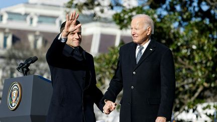 Emmanuel Macron et Joe Biden lors d'une cérémonie à la Maison Blanche, à Washington (Etats-Unis), le 1er décembre 2022. (LUDOVIC MARIN / AFP)