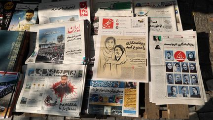 Un kiosque à journaux, à Téhéran (Iran), le 30 octobre 2022. (ATTA KENARE / AFP)