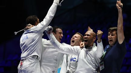 Yannick Borel, Ronan Gustin, Daniel Jerent, lors de leur victoire face&nbsp;aux&nbsp;Ukrainiens, 45 touches à 37. (PETER KOHALMI / AFP)