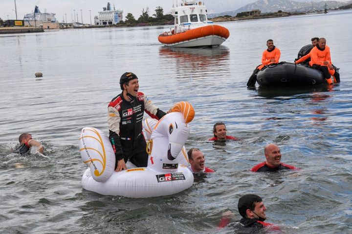 Sébastien Ogier a plongé dans le port d'Olbia, le 6 juin 2021, après sa victoire en Sardaigne. (ANDREAS SOLARO / AFP)