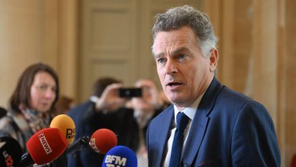 Fabien Roussel s'exprime devant les médias à Paris, le 21 mars 2023. (EMMANUEL DUNAND / AFP)