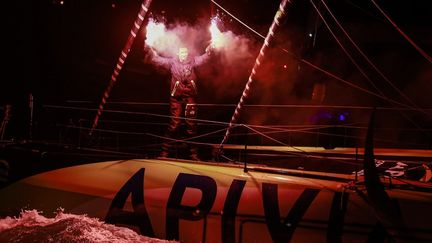 Le skippeur Charlie Dalin célèbre son arrivée aux Sables d'Olonne (Vendée), à l'issue du Vendée Globe, le 27 janvier 2021. (PIERRE BOURAS / PIERRE BOURAS / AFP)