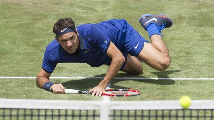 Roger Federer dans une posture inhabituelle