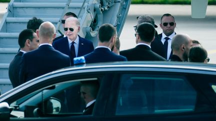 Joe Biden quitte Air Force One pour rejoindre sa voiture à son arrivée à l'aéroport de Paris-Orly, le 5 juin 2024. (DANIEL DORKO / HANS LUCAS / AFP)