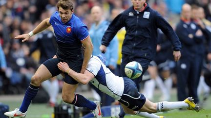 Le Fran&ccedil;ais Vincent Clerc et l'Ecossais Stuart Hogg, pendant le match entre les deux pays dans le tournoi des six nations.&nbsp; (FRANCK FIFE / AFP)