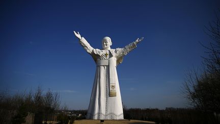 Statue du pape Jean-Paul II, &agrave; Czestochowa, dans le sud de la Pologne, le 2 avril 2014. (KACPER PEMPEL / REUTERS)