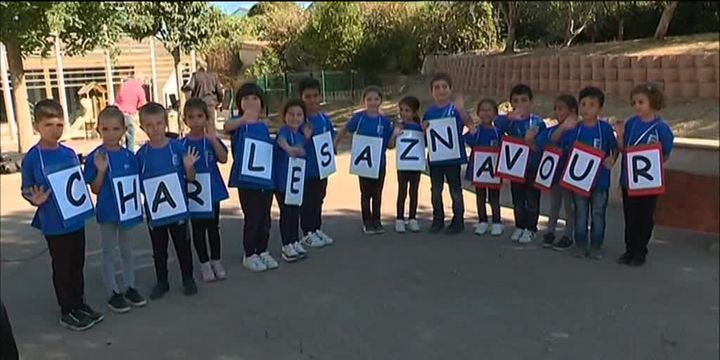 Des enfants du lycée arménien de Marseille rassemblés pour un hommage à Charles Aznavour
 (France 3 / culturebox / capture d&#039;écran)