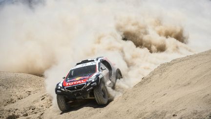 La Peugeot 2008 DKR dans les dunes sur le Dakar 2015