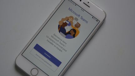 L'application Teams sur un smartphone. (JEAN-CHRISTOPHE BOURDILLAT / RADIO FRANCE)