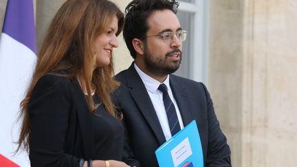 Marlène Schiappa, secrétaire d'Etat à l'Egalité hommes-femmes, et Mounir Mahjoubi, ancien secrétaire d'Etat au numérique, devant l'Elysée le 5 septembre 2018. (LUDOVIC MARIN / AFP)