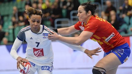 Allison Pineau (N.7), la demi-centre de l'équipe de France de handball, ici à la lutte avec l'Espagnole Patricia Elorza (JONATHAN NACKSTRAND / AFP)