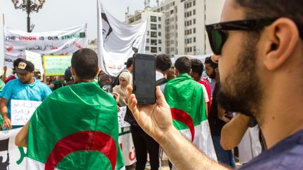 Mehdi Alioui, journaliste au HuffPost Algérie, lors d'une manifestation des étudiants, le 27 juin 2019, à Alger. (CLEMENT PARROT / FRANCEINFO)