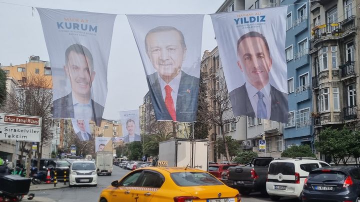 A Istanbul, le portrait du président Erdogan est affiché à côté de celui de Murat Kurum, candidat de l'AKP pour les élections municipales. Mars 2024 (MARIE-PIERRE VEROT / RADIO FRANCE)