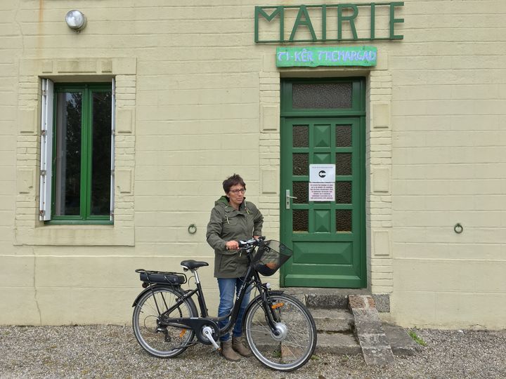 Yvette Clément devant la mairie de Trémargat (Côtes-d'Armor), le 28 mai 2019. (ELISE LAMBERT/FRANCEINFO)