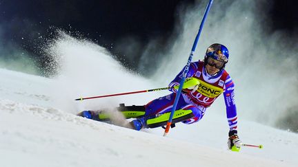 Le slalomeur français Clément Noël à l'attaque du spectaculaire slalom en nocturne de Madonna di Campiglio, le 22 décembre 2021. (TIZIANA FABI / AFP)