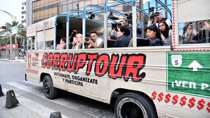 Le bus "Corruptour" circule dans les rues de Mexico, au Mexique, le 5 février 2017. (YURI CORTEZ / AFP)