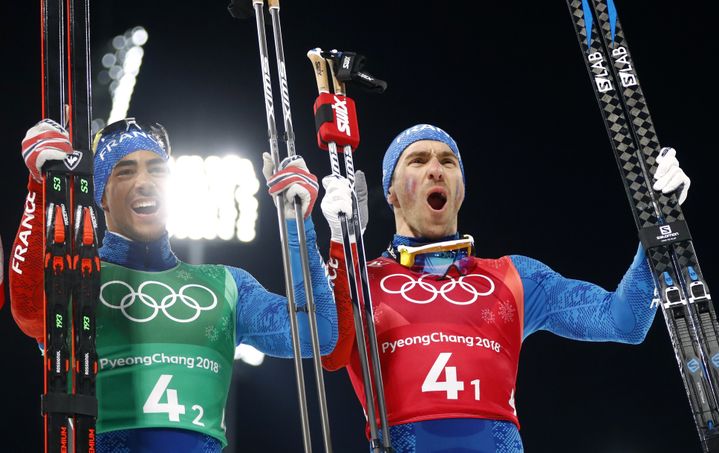 Les Français Maurice Manificat et Richard Jouve, après avoir décroché la médaille de bronze&nbsp;lors de la finale messieurs de sprint au ski de fond,&nbsp;le 21 février 2018 aux&nbsp;Jeux olympiques de Pyeongchang&nbsp;(Corée du Sud). (DOMINIC EBENBICHLER / REUTERS)