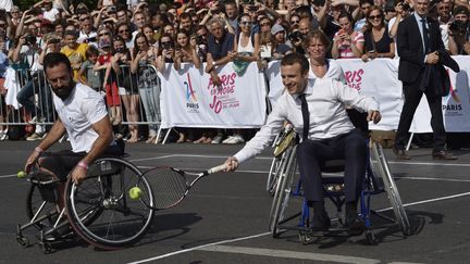 Emmanuel Macron joue au tennis