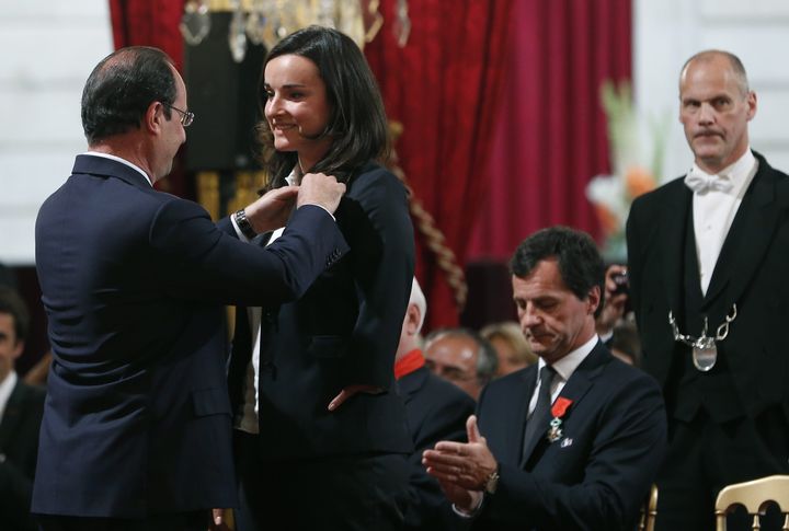 Marie Bochet reçoit la Légion d'honneur des mains de François Hollande, le 15 juin 2014 à l'Elysée. (IAN LANGSDON / POOL / EPA POOL / AFP)