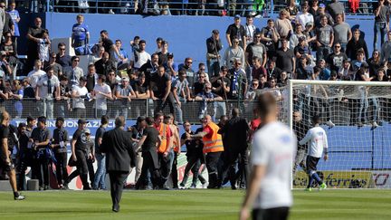 Des supporters de Bastia ont envahi la pelouse avant le coup d'envoi du match contre l'OL, dimanche 16 avril, au stade Armand-Cesari, à Bastia (Haute-Corse).&nbsp; (PASCAL POCHARD-CASABIANCA / AFP)