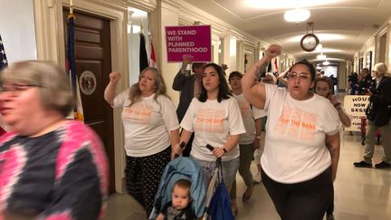 Des manifestantes pro-avortements défilent dans les couloirs du Parlement du Missouri, le 17 mai 2019 à Jefferson City (Etats-Unis). (DAVID A. LIEB /AP / SIPA)