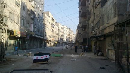 Le quartier d'Al-Tadamone, pr&egrave;s du centre de Damas (Syrie),&nbsp;en proie aux bombardements et aux affrontements, le 15 juillet 2012.&nbsp; (SHAAM NEWS NETWORK / AFP)