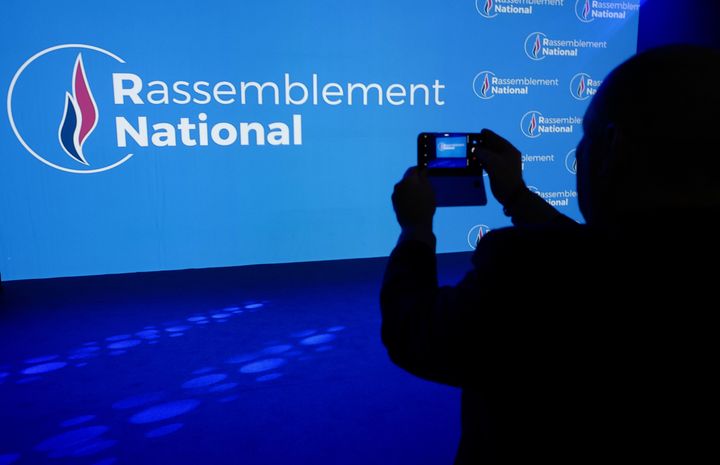 Le nouvau logo du "Rassemblement national" (le nouveau nom du Front naional)&nbsp;a été dévoilé, vendredi 1er juin. (JEAN-PHILIPPE KSIAZEK / AFP)