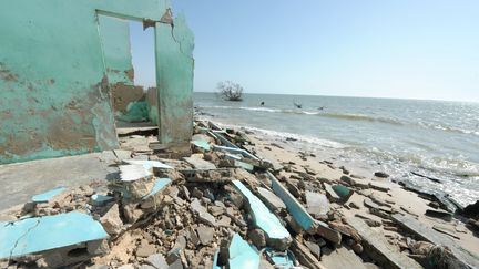 Les ruines d'une maison du village de&nbsp;Doun Baba Dieye (S&eacute;n&eacute;gal), d&eacute;truite par la mont&eacute;e du niveau de l'Atlantique,&nbsp;le 7 mai 2013. (SEYLLOU / AFP)