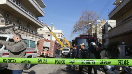 Un cordon de sécurité établi sur le site d'une frappe aérienne à Damas (Syrie), survenue le 20 janvier 2024. (LOUAI BESHARA / AFP)