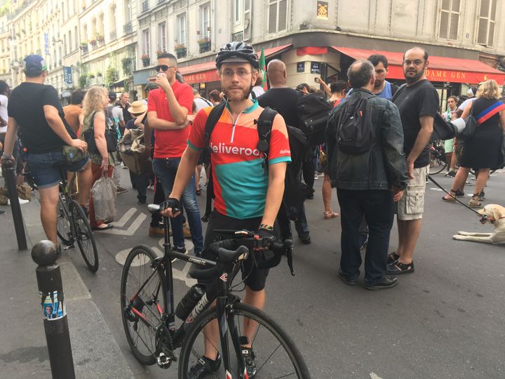 Pierre Moinard, livreur de 34 ans, manifeste près des locaux de Deliveroo, le 28 août 2017 à Paris. (CAMILLE ADAOUST / FRANCEINFO)