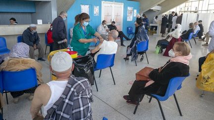 Des personnes&nbsp;attendent de recevoir une dose de vaccin anti-Covid-19 à l'hôpital El-Menzah de Tunis, en Tunisie, le 8 avril 2021.&nbsp; (YASSINE GAIDI / ANADOLU AGENCY)