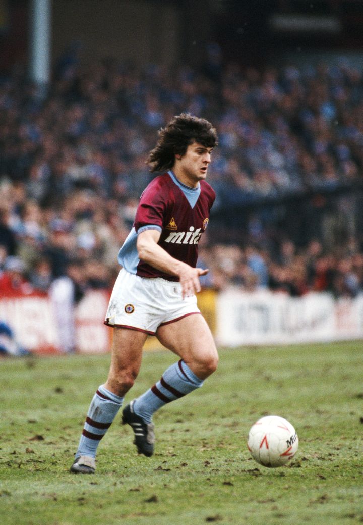 L'attaquant d'Aston Villa Didier Six lors d'un match contre Everton, le 16 mars 1985 à Birmingham (Angleterre). (GETTY IMAGES / HULTON ARCHIVE)